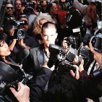 ROBBIE WILLIAMS - LIFE THRU A LENS